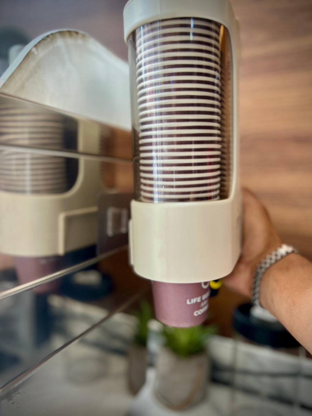 Distributeur de gobelets en papier jetables à fixation murale